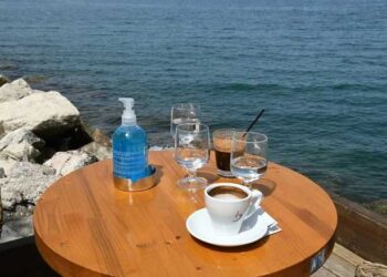 Πότε κάνουν πρεμιέρα τα νέα μέτρα για καφέ, μπαρ, εστιατόρια και σχολεία