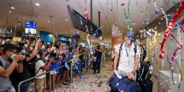 Εθνική ομάδα πόλο Ανδρών: Έφτασαν στην Ελλάδα οι ασημένιοι Ολυμπιονίκες, αποθέωση στο αεροδρόμιο