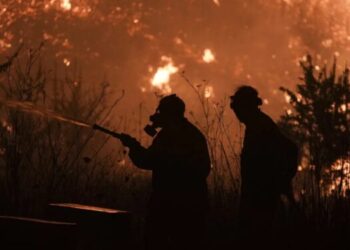 Φωτιά στο Παλαιοχώρι Γρεβενών-Μάχη της Πυροσβεστικής να μην επεκταθεί – Αναζωπυρώσεις στην πρόσφατη φωτιά του Καρπερού