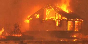 Φωτιά στα Βίλια: Ανεξέλεγκτες οι φλόγες – Αλλάζουν συνεχώς φορά οι άνεμοι – Καίγονται σπίτια εκτός οικισμού