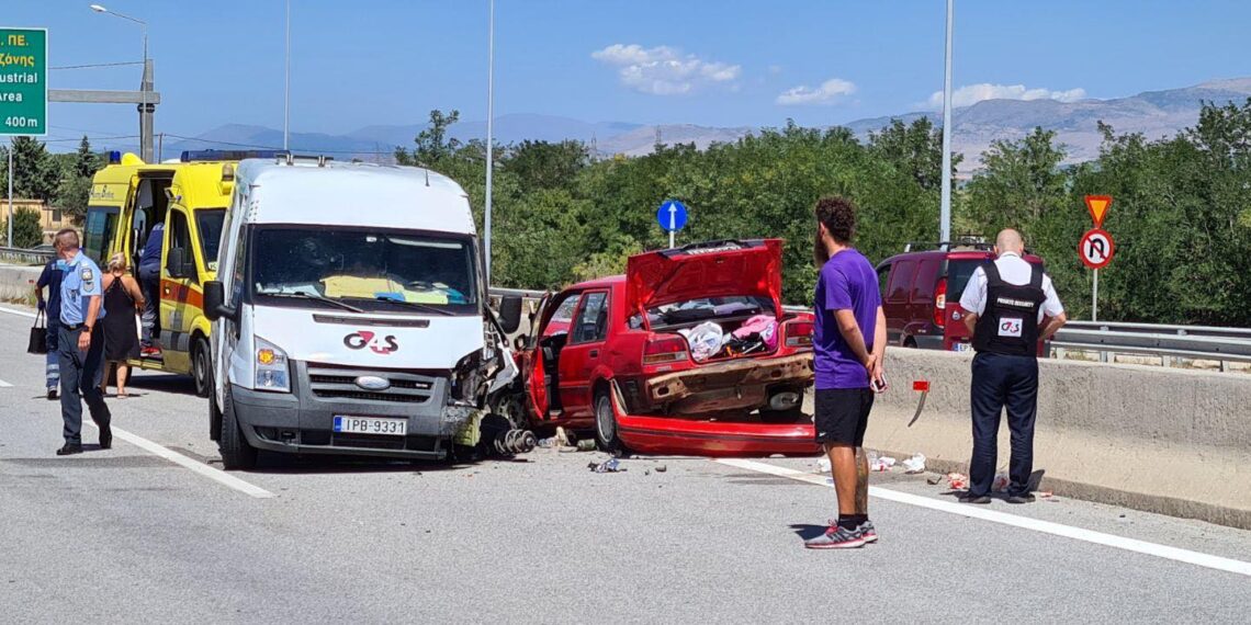 Τροχαίο στο δρόμο Κοζάνης- Πτολεμαϊδας- ΙΧ μπήκε στο αντίθετο ρεύμα και συγκρούστηκε με όχημα χρηματαποστολής- Προληπτικά στο Νοσοκομείο δύο άτομα