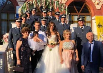 Ξίφη, κάμψεις, καψόνια και… λαμπρός γάμος για τη Σοφία και τον Μιχάλη στην Πτολεμαΐδα