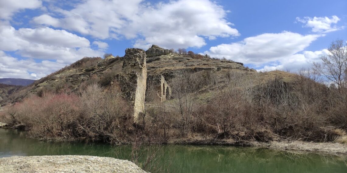 Αναβολή στην υπογραφή της σύμβασης για το «Γεφύρι του Πασά»- Οι φωτιές κράτησαν στην Αθήνα την Υπουργό Πολιτισμού, Λίνα Μενδώνη