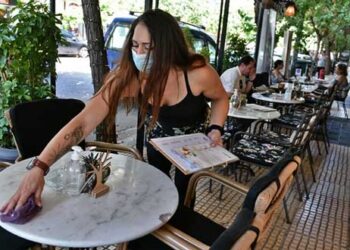 Κορωνοϊός: Χειμώνας μετ’ εμποδίων για τους ανεμβολίαστους – Σκέψεις για επιστροφή της μάσκας σε εξωτερικούς χώρους