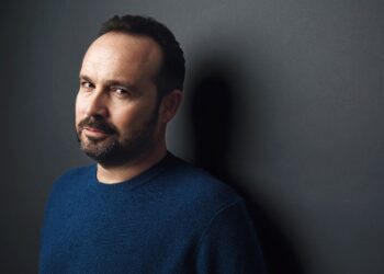 Καστοριά: Μία μαγευτική μουσική βόλτα με τον Κώστα Μακεδόνα στον Λιμναίο Οικισμό