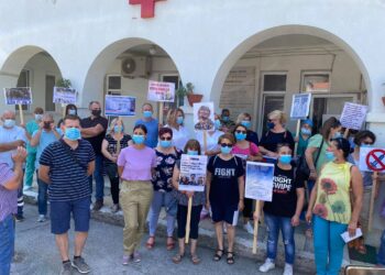 Με πλακάτ αντιεμβολιαστών και θεωριών συνωμοσίας η συγκέντρωση στο Μαμάτσειο Νοσοκομείο Κοζάνης κατά της υποχρεωτικότητας στους υγειονομικούς- Φώτο και VIDEO