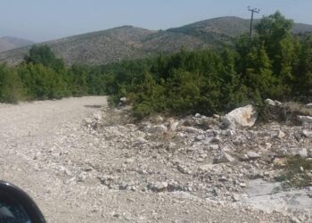 Ακούει κανείς? Τί μέλλει γενέσθαι με το δρόμο του οικισμού ΠΑΡΧΑΡ Κομνηνών ? Πού πήγαν αλήθεια οι υποσχέσεις των ιθυνόντων ? (της Κούλας Πουλασιχίδου)