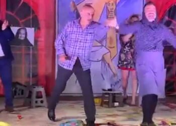 Πτολεμαΐδα: Θερμό χειροκρότημα για την παράσταση “Ένεκα Zeneca”, με τους Τάκη Βαμβακίδη, Αλέξη Παρχαρίδη κ.α. -VIDEO