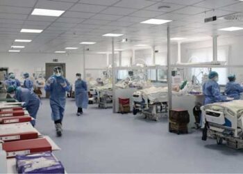 Κορωνοϊός: Γεμίζουν οι ΜΕΘ με ανεμβολίαστους – Αγγίζουν τις 6.000 οι αναστολές εργασίας σε υγειονομικούς