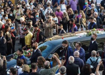 Αντίο Μίκη: H Ελλάδα αποχαιρετά τον σπουδαίο Έλληνα – Με τιμές στον Γαλατά Χανίων η σορός του – Δείτε live