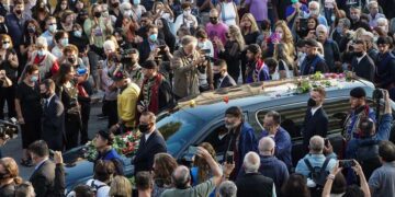 Αντίο Μίκη: H Ελλάδα αποχαιρετά τον σπουδαίο Έλληνα – Με τιμές στον Γαλατά Χανίων η σορός του – Δείτε live