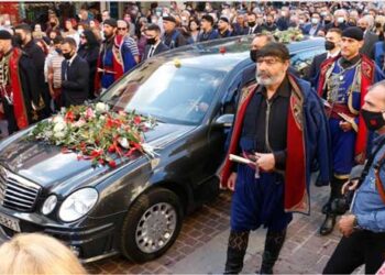 Η Ελλάδα αποχαιρετά τον Μίκη Θεοδωράκη: Συγκίνηση, 96 βρακοφόροι και πλήθος κόσμου στα Χανιά