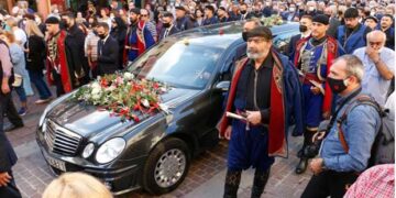 Η Ελλάδα αποχαιρετά τον Μίκη Θεοδωράκη: Συγκίνηση, 96 βρακοφόροι και πλήθος κόσμου στα Χανιά