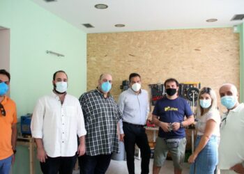 Κλιμάκιο της ΝΔ στην καινοτόμο εταιρεία Plus2feet  που κατασκευάζει αμαξίδια για ζώα με κινητικά προβλήματα