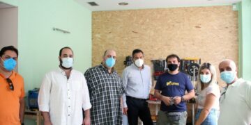 Κλιμάκιο της ΝΔ στην καινοτόμο εταιρεία Plus2feet  που κατασκευάζει αμαξίδια για ζώα με κινητικά προβλήματα