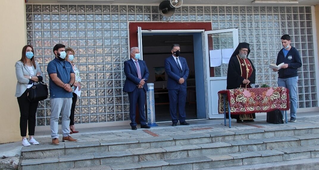 Επεισοδιακός ο αγιασμός στο ΓΕΛ Αμυνταίου: «Ο σταυρός θα μολύνει τους ανθρώπους;» (βίντεο)