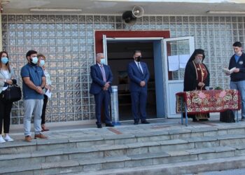 Επεισοδιακός ο αγιασμός στο ΓΕΛ Αμυνταίου: «Ο σταυρός θα μολύνει τους ανθρώπους;» (βίντεο)