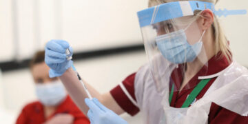 Στο τραπέζι ο υποχρεωτικός εμβολιασμός στους εκπαιδευτικούς και στους ιερείς