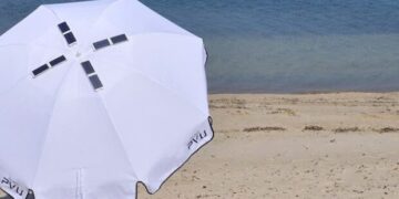 Η πρώτη στον κόσμο φωτοβολταϊκή ομπρέλα θαλάσσης έρχεται από τη Θεσσαλονίκη