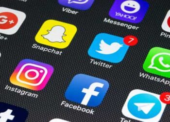 «Κολλημένοι» με τα social media οι Έλληνες – Τουλάχιστον εννέα στα δέκα παιδιά 5-12 ετών μπαίνουν στο διαδίκτυο