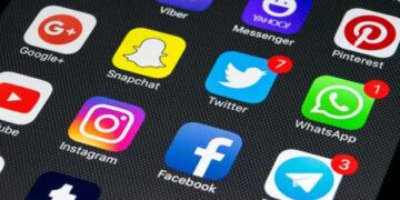 «Κολλημένοι» με τα social media οι Έλληνες – Τουλάχιστον εννέα στα δέκα παιδιά 5-12 ετών μπαίνουν στο διαδίκτυο