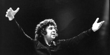 Μικρό αφιέρωμα αγάπης στον οικουμενικό Έλληνα Μίκη Θεοδωράκη.  ‘’Πέρ’ απ’ το γαλάζιο κύμα, τον γαλάζιο ουρανό //  μια μανούλα περιμένει χρόνια τώρα να την δω’’ – του παπαδάσκαλου Κωνσταντίνου Ι. Κώστα