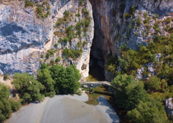 Eκπληκτικές εικόνες: Οι «συμπληγάδες» των Γρεβενών και το γεφύρι των 280 ετών (vid)