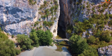 Eκπληκτικές εικόνες: Οι «συμπληγάδες» των Γρεβενών και το γεφύρι των 280 ετών (vid)