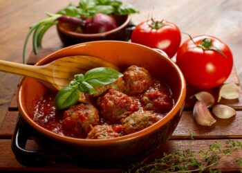 Σουτζουκάκια με σάλτσα ντομάτας