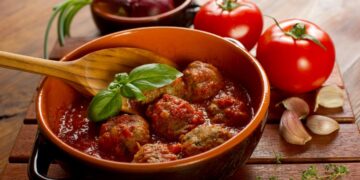 Σουτζουκάκια με σάλτσα ντομάτας