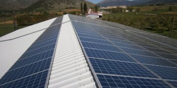 Απλοποιείται η αδειοδότηση των φωτοβολταϊκών στις στέγες