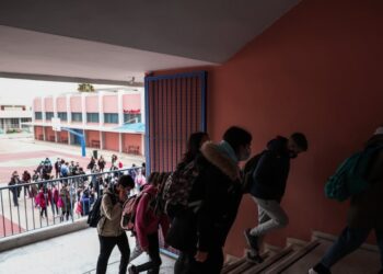 Σχολεία: Μάσκες παντού εκτός γυμναστικής, πότε θα κάνουν rapid test όλοι οι μαθητές