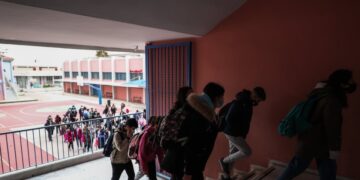 Σχολεία: Μάσκες παντού εκτός γυμναστικής, πότε θα κάνουν rapid test όλοι οι μαθητές