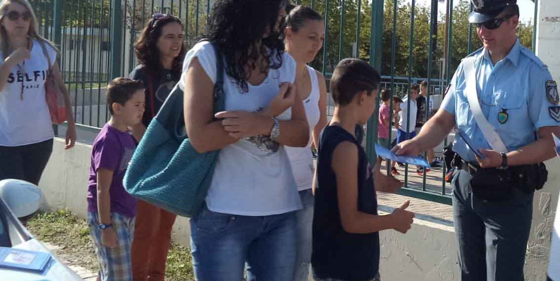 Διανομή ενημερωτικών φυλλαδίων στα Δημοτικά σχολεία από την Τροχαία