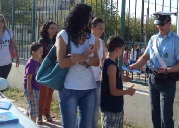 Διανομή ενημερωτικών φυλλαδίων στα Δημοτικά σχολεία από την Τροχαία