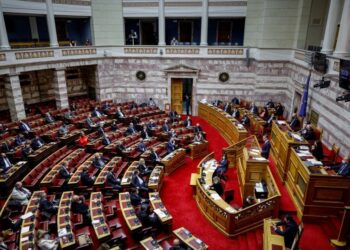 Εμβολιασμοί: Κατατέθηκε η τροπολογία για τις αναστολές – Πρόστιμο €5.000 για πλαστό πιστοποιητικό
