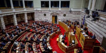 Εμβολιασμοί: Κατατέθηκε η τροπολογία για τις αναστολές – Πρόστιμο €5.000 για πλαστό πιστοποιητικό