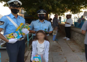ΔΥΤΙΚΗ ΜΑΚΕΔΟΝΙΑ: Ενημερωτικά φυλλάδια τροχαίας και σχολικά προγράμματα με σελιδοδείκτες διανεμήθηκαν από τροχονόμους σε μαθητές Δημοτικών Σχολείων και γονείς
