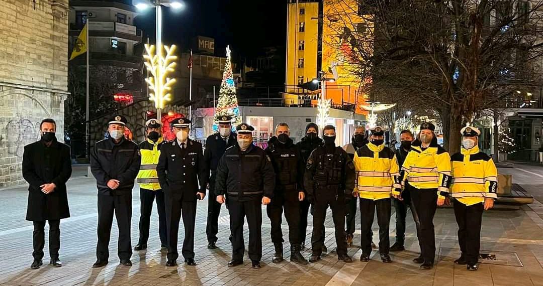 Κοζάνη: Στην κεντρική πλατεία της Κοζάνης ξεπροβόδισαν τον παλιό χρόνο στο “καθήκον” οι αστυνομικοί