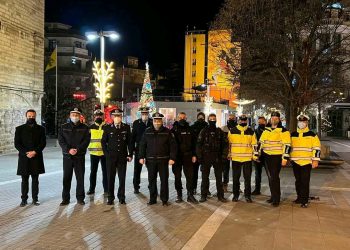 Κοζάνη: Στην κεντρική πλατεία της Κοζάνης ξεπροβόδισαν τον παλιό χρόνο στο “καθήκον” οι αστυνομικοί