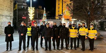 Κοζάνη: Στην κεντρική πλατεία της Κοζάνης ξεπροβόδισαν τον παλιό χρόνο στο “καθήκον” οι αστυνομικοί