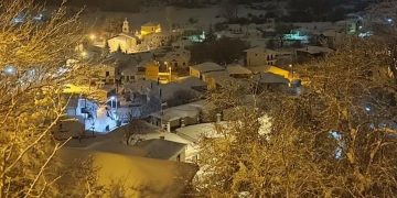 Πανέμορφη, νυχτερινή, χιονισμένη Βλάστη από ψηλά!