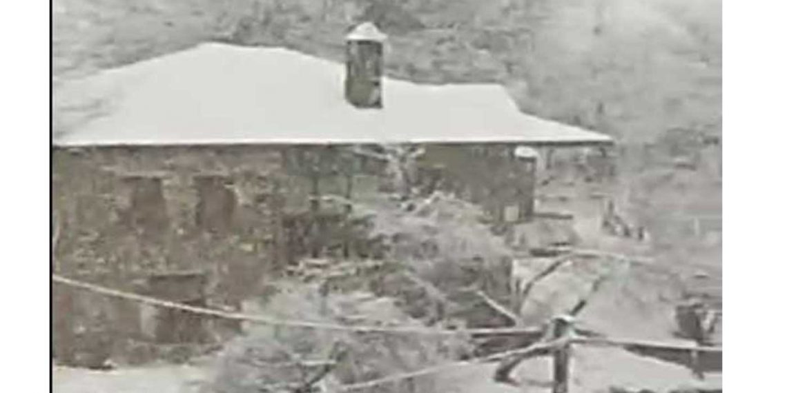 Χιονίζει αυτή την ώρα στο Νυμφαίο (βίντεο)