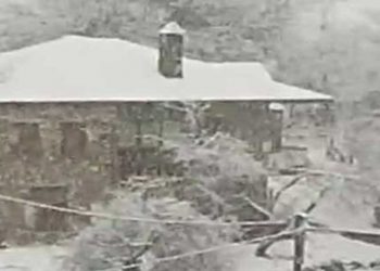 Χιονίζει αυτή την ώρα στο Νυμφαίο (βίντεο)