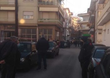 Χαμός στην Κοζάνη για ένα PCR- Δεν βρίσκουν ραντεβού στα διαγνωστικά κέντρα- Ουρές και για rapid test σε κεντρική πλατεία- ΕΟΔΥ