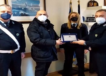 Τροχαία Κοζάνης: Δώρισε  ένα παιδικό κάθισμα αυτοκινήτου στο πρώτο παιδί που γεννήθηκε το έτος 2022 στην πόλη της Κοζάνης