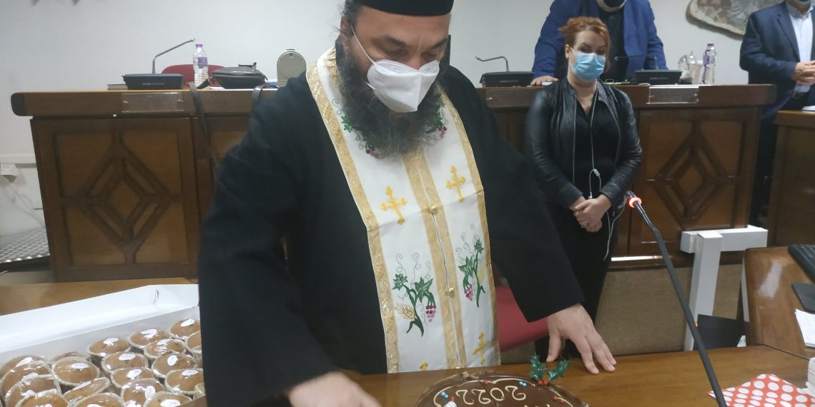 Η πρώτη συνεδρίαση του ’22 στο δημοτικό συμβούλιο Εορδαίας – Η κοπή της βασιλόπιτας