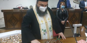 Η πρώτη συνεδρίαση του ’22 στο δημοτικό συμβούλιο Εορδαίας – Η κοπή της βασιλόπιτας