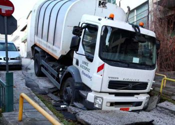 Καστοριά: Άνοιξε η γη και …ρούφηξε απορριμματοφόρο! (φωτογραφίες)