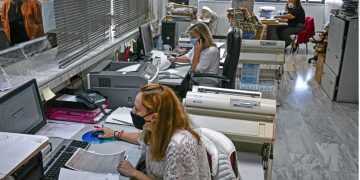 Άδεια από την εργασία λόγω νόσησης με κορωνοϊό: Πότε θεωρείται νόμιμη η απουσία για τον εργαζόμενο